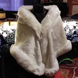 Luxurious faux white mink stol